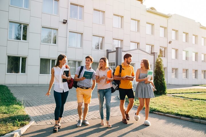 Ghid complet: Cum să alegi cele mai bune cursuri online pentru cariera ta pe TopAcademy.ro